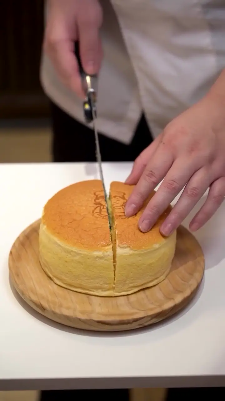 Corte de la cotton cheesecake de Mokomo mostrando su textura esponjosa