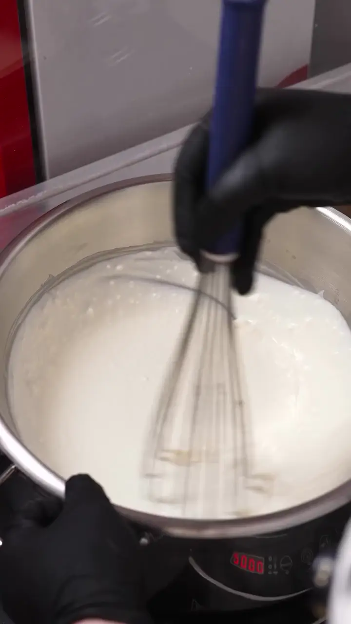 Elaboración diaria de las cotton cheesecake en el obrador de Mokomo