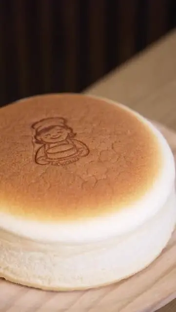 Cotton cheesecake con el sello de Mokomo grabado
