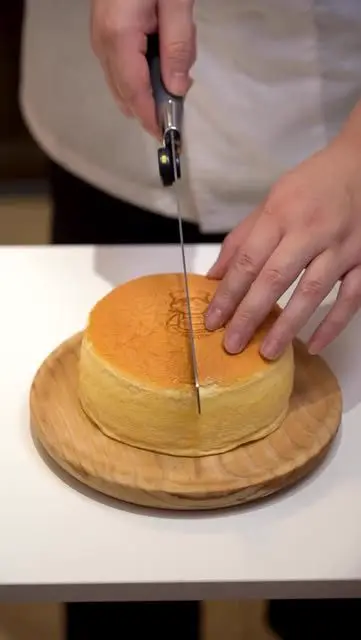 Corte de la cotton cheesecake mostrando la miga esponjosa