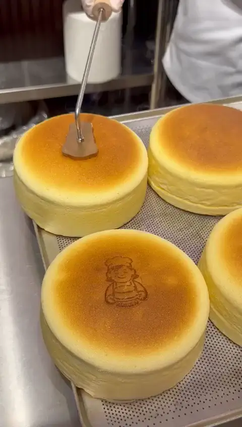 El sello de Mokomo grabándose a fuego sobre una cotton cheesecake recién horneada
